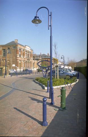 Court-Saint-Etienne. Place. Aménagements urbains.
