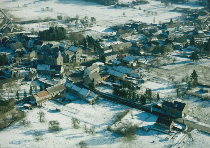 Doische. Village et ferme la Pireuse.