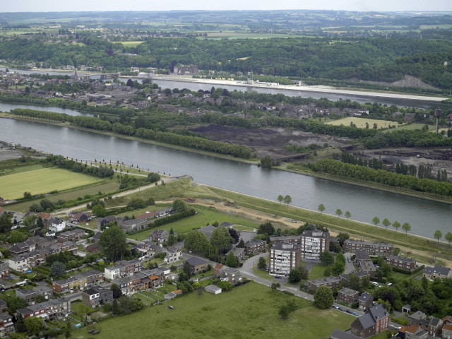 Oupeye et Visé. Vues aériennes du canal Albert.