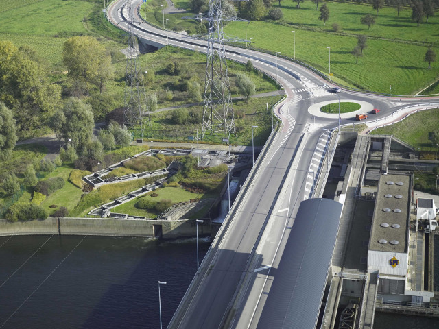 Visé. Lixhe. Canal Albert. Vues aériennes.