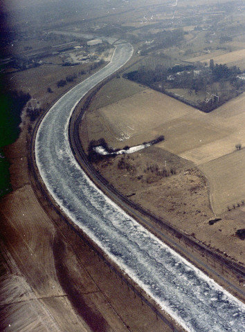 Pont-à-Celles. Glaçons sur le Canal du Centre.