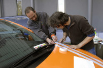 Namur. Pose d'autocollants sur un véhicule de la police domaniale.