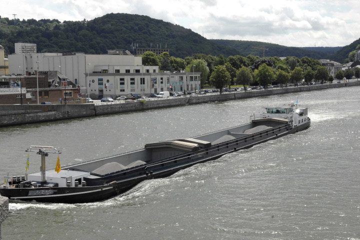 Huy. Port multimodal. Bateaux sur la Meuse.