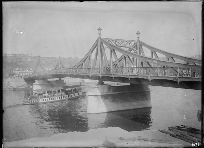 Seraing. Pont métallique sur la Meuse.