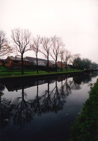 La Louvière. Houdeng-Goegnies. Arrière des maisons de la rue Tout-Y-Faut sur le canal du centre à 300 tonnes.