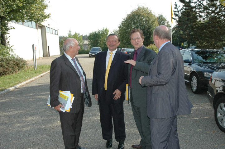 Habay. Nantimont. Aire de repos sur l'autoroute. Réhabilitation de la E411 et E25. Inauguration par M. le ministre Daerden.