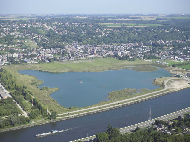 Amay. Port du parc industriel. Gravière et île de Pontière.