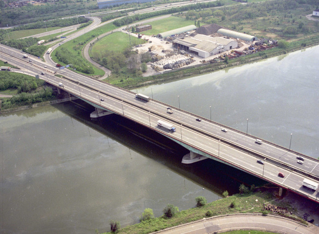 Herstal. Viaduc autoroutier.