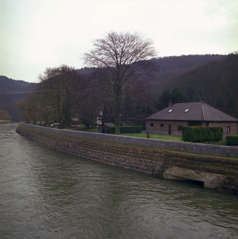 Esneux. Tilff. Ourthe. Mur anti-crue.