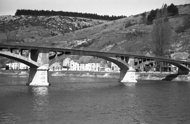 Bouvignes-sur-Meuse. Passerelle reconstruite sur la Meuse.