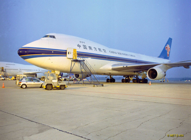 Grace-Hollogne. Aéroport de Bierset. Affrétage d'un avion cargo chinois.