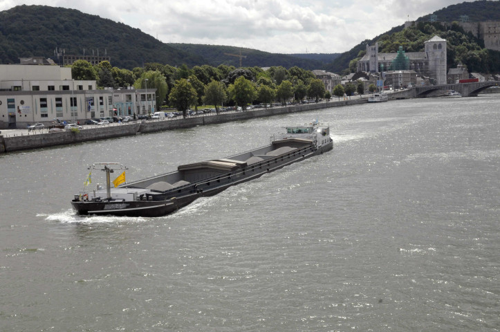 Huy. Port multimodal. Bateaux sur la Meuse.