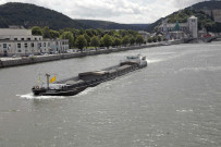 Huy. Port multimodal. Bateaux sur la Meuse.