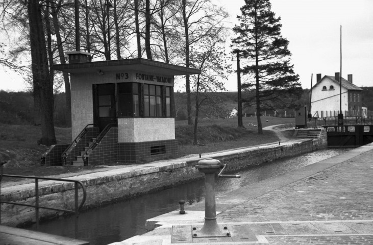 Fontaine-Valmont. Écluse sur la Sambre.