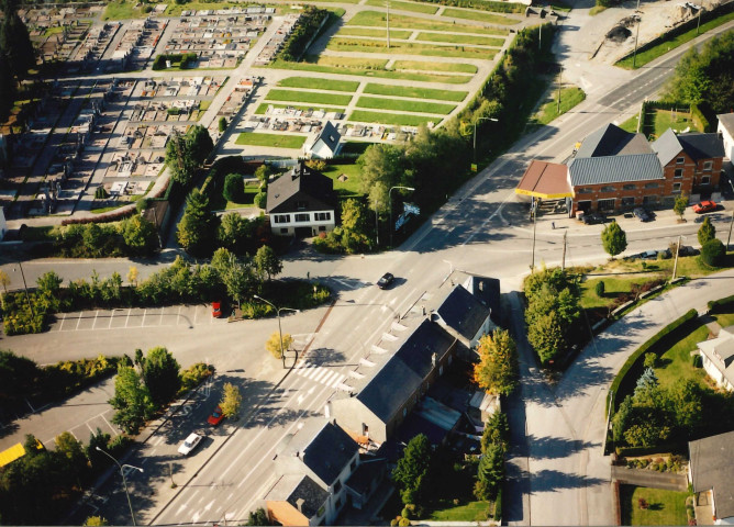 Neufchâteau. Aménagement de la berne centrale de la chaussée devant régie.