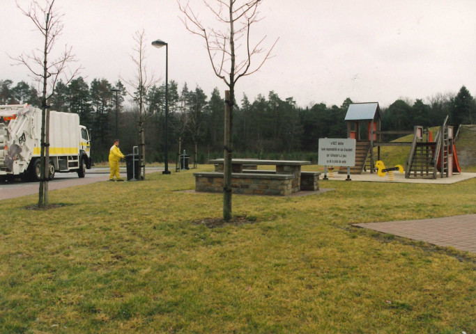 Houyet. Propreté sur le parking de l'aire de repos de Wanlin.