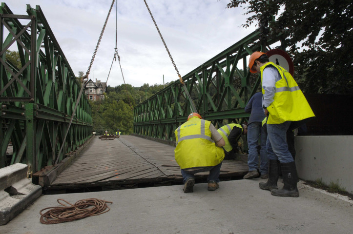 Esneux. Construction du pont provisoire de Tilff.