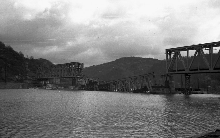 Anseremme. Pont-rails détruit.