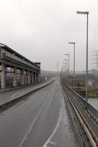 Visé. Lixhe. Pont-barrage sur la N602.