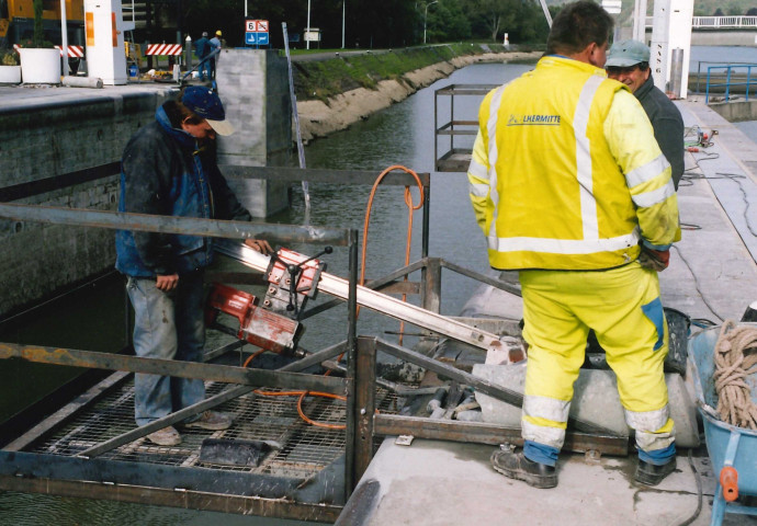 Namur. Dave. Ecluse no 8 de Tailfer. Forage de nouveaux bollards.