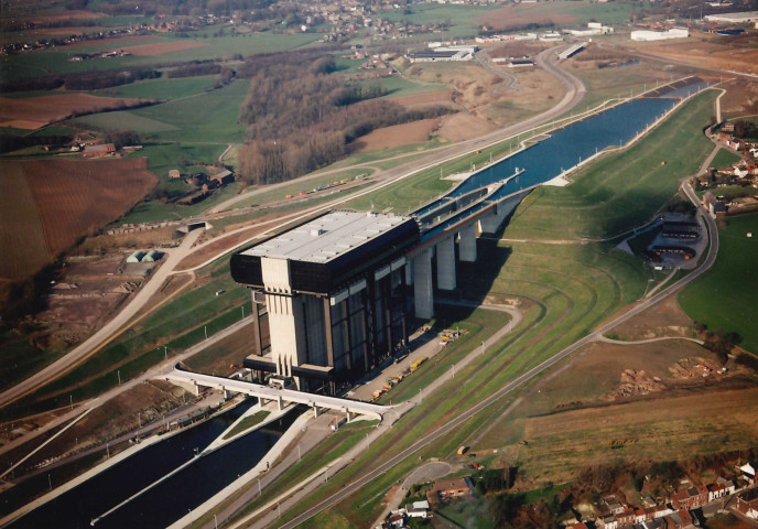 La Louvière. Strépy-Thieu. Vues aériennes des ascenseurs.