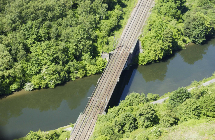 Vues aériennes de la Haute-Meuse entre Hastière et Namur.