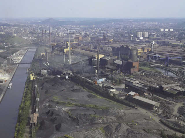 Charleroi. Dampremy. Canal Charleroi-Bruxelles. Zoning industriel. Vues aériennes.