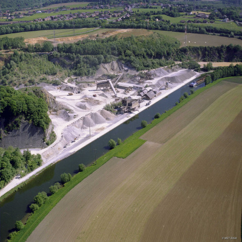 Vues aériennes de la Sambre et de la ligne SNCB 130A entre Charleroi et Erquelinnes.
