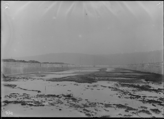 Liège. Construction d'écluses et de darses sur la Canal Albert à l'Île Monsin.