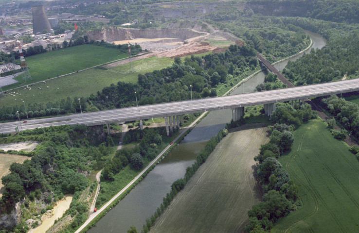 Montignies-le-Tilleul. Pont autoroutier du R 3 et ponts-rails.