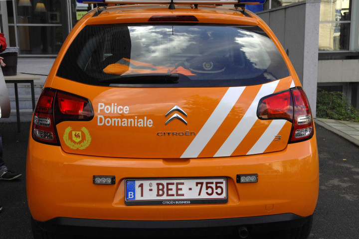 Namur. Pose d'autocollants sur un véhicule de la police domaniale.