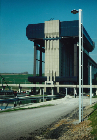 La Louvière. Strépy-Thieu. Avancement des travaux de l'ascenseur.
