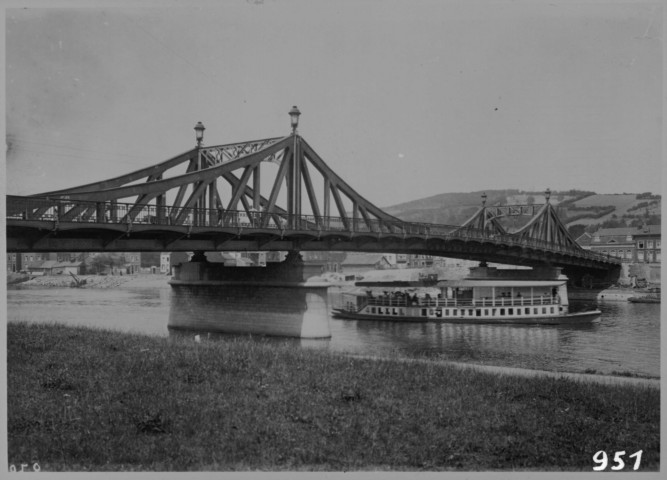 Seraing. Pont métallique sur la Meuse.