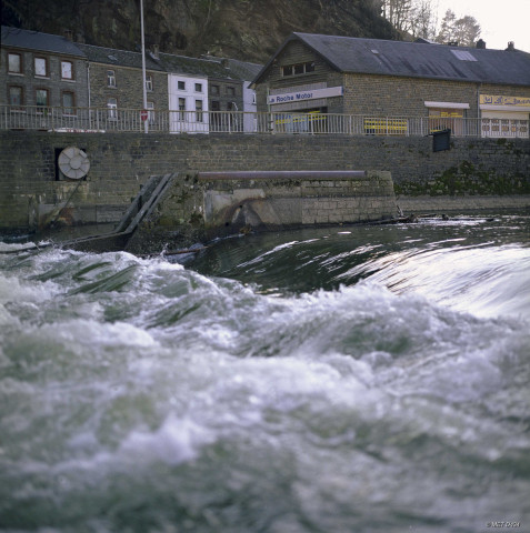 La-Roche-en-Ardenne. Barrage mobile sur un cours d'eau.