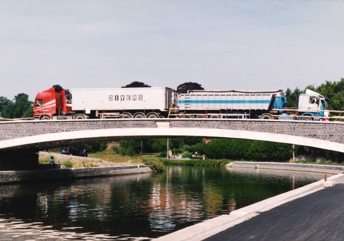 Merbes-le-Château. Mise en charge du nouveau pont-route sur la Haute-Sambre.