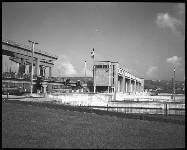 Neuville-sous-Huy. Barrage et écluse sur la Meuse.