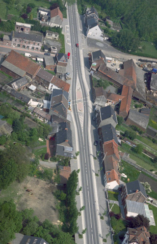 Ghislenghien. Berme centrale discontinue et rond-point.