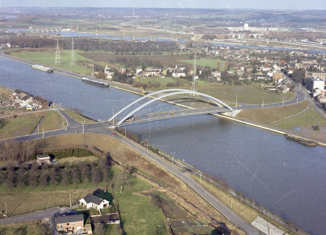 Haccourt. Pont sur le Canal Albert.