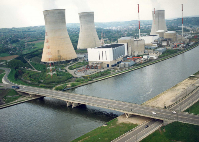 Vues aériennes de la centrale nucléaire et du pont