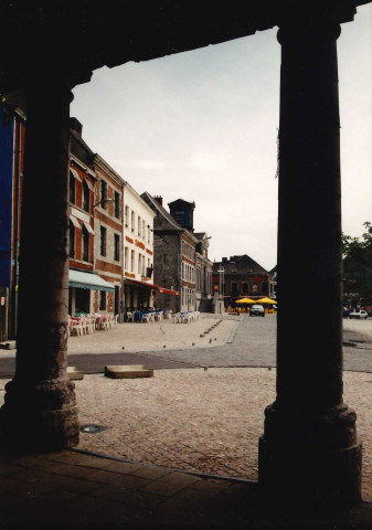 Philippeville. Place d'armes après rénovation. Vieux puits. Rue de France.