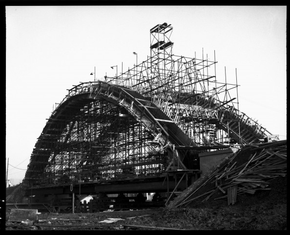 Soye. Reconstruction du pont sur la Sambre.