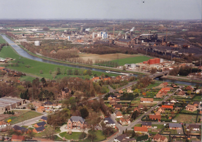 Saint-Ghislain. Tertre. Zoning industriel et pont de la chaussée de Chièvres.