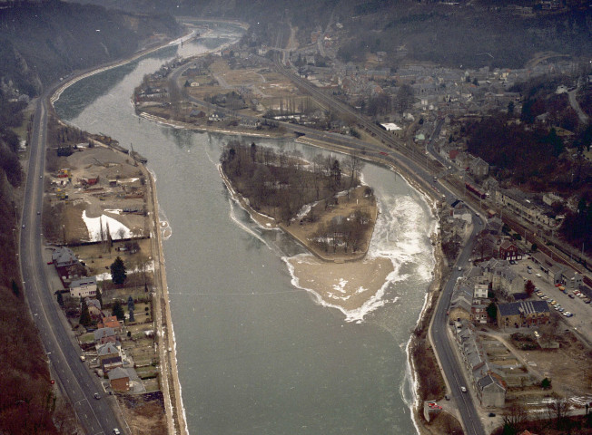 Yvoir à Rivière. Glaçons sur la Meuse.