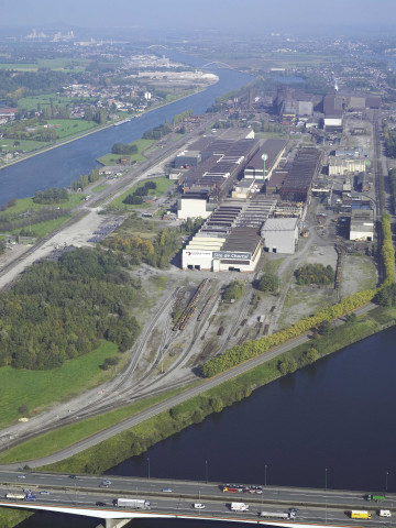 Oupeye. Hermalle-sous-Argenteau. Port autonome de Liège. Vues aériennes.