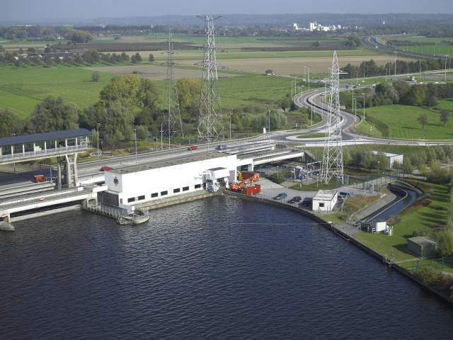 Visé. Lixhe. Canal Albert. Vues aériennes.