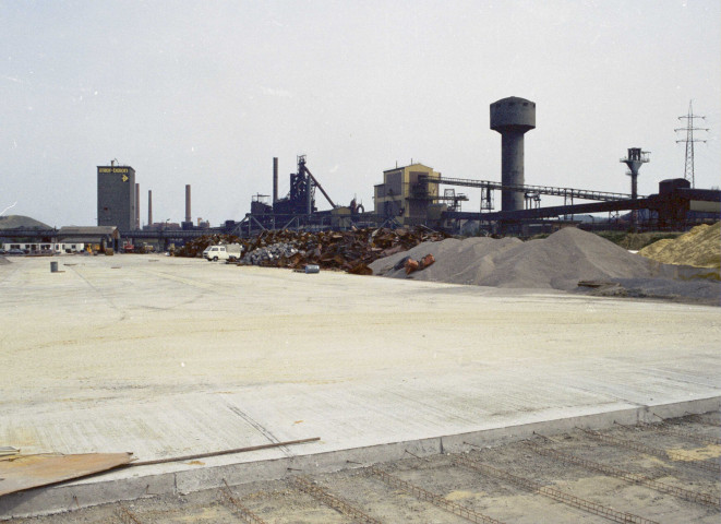 Dampremy. Activités industrielles sur le site du port autonome de Charleroi.