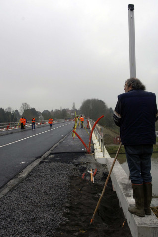 Pont à Celles. Canal Charleroi-Bruxelles. Mise en charge du nouveau pont.