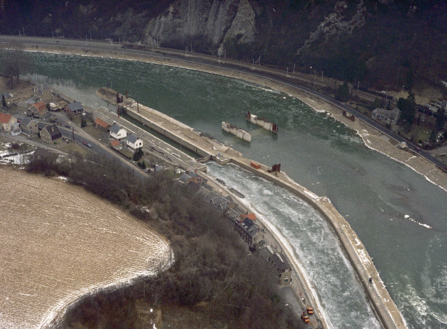 Yvoir à Rivière. Glaçons sur la Meuse.