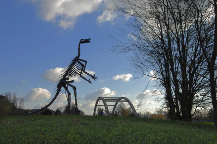 Bernissart. Œuvre d'art du carrefour "Dinosaures".