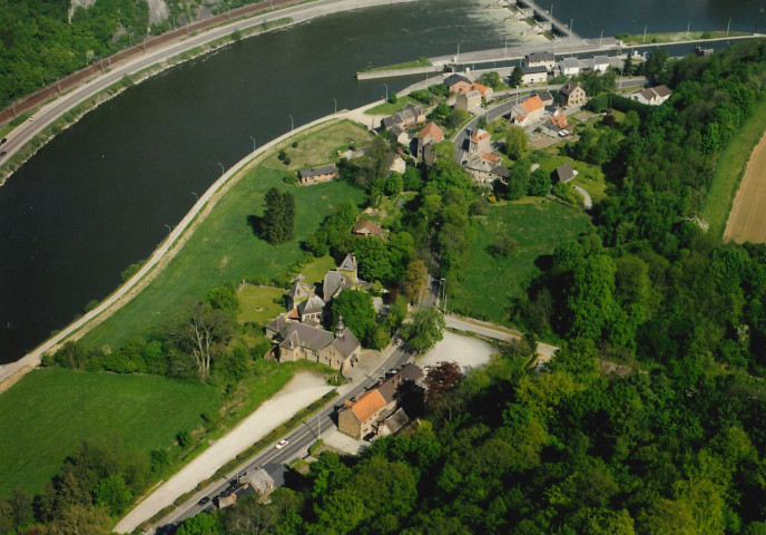 Anhée. Hun. Barrage-écluse sur la Meuse.